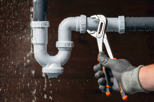 Professional Emergency Plumber technician working in Cuyahoga Falls, OH
